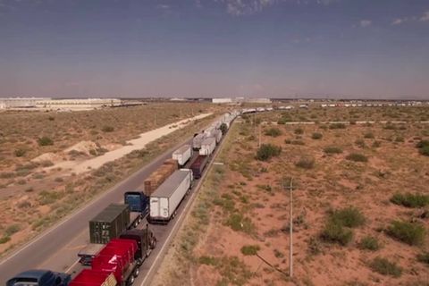 Video: Lkw-Stau durch Grenzkontrollen zwischen USA und Mexiko