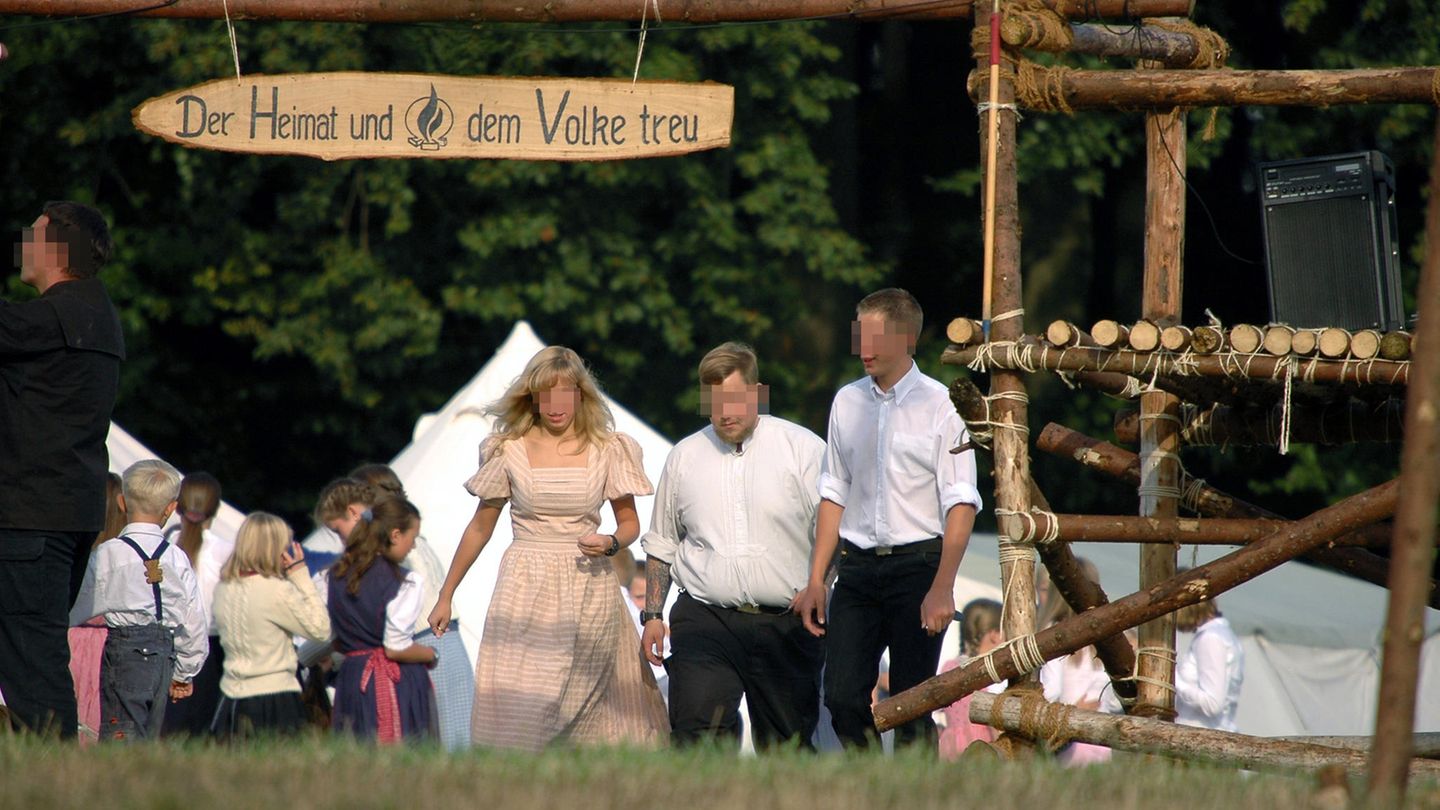 Der rechtsextreme Jugendverband "Heimattreue Deutsche Jugend" gewann unter dem Deckmantel von Zeltlagern und Fahrten Kinder und Jugendliche für die nationalsozialistische Ideologie und sollte auch mit ihrer Abkürzung HDJ der Hitlerjugend (HJ) ähneln. 2009 beendete Innenminister Wolfgang Schäuble die Indoktrination der Heranwachsenden und setzte ein Verbot der Neonazi-Gruppe durch.
