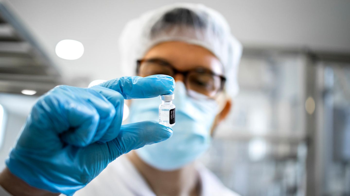 Arzt mit Impfserum