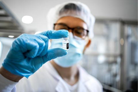 Arzt mit Impfserum
