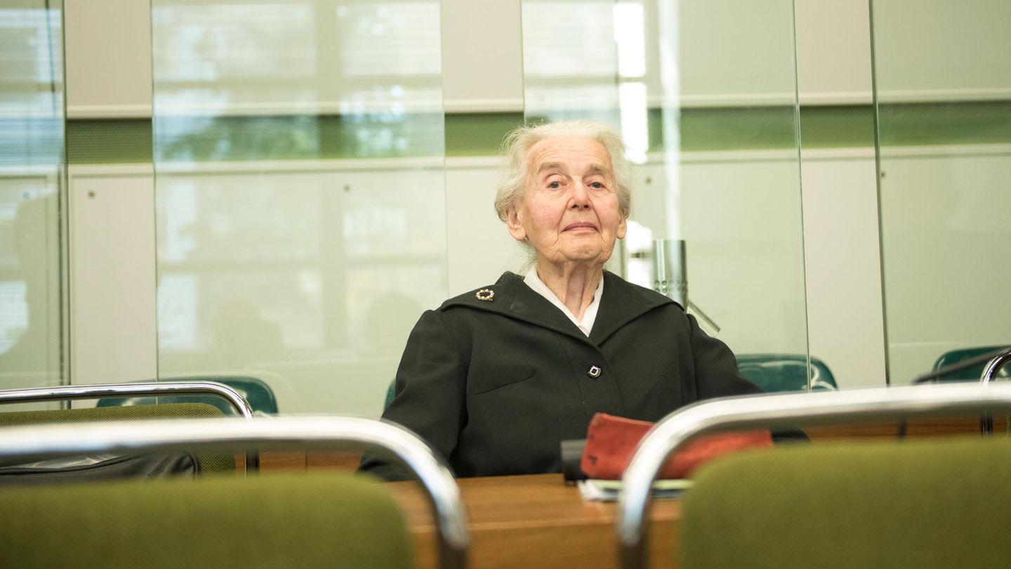 Collegium Humanum und VRBHV Im Mai 2008 wurde das Vereinsverbot gegen gleich zwei Gruppierungen an einem Tag bestimmt. Der "Verein zur Rehabilitierung der wegen Bestreitens des Holocaust Verfolgten" (VRBHV) und das "Collegium Humanum" verbreiteten antisemitische Propaganda und organisierte Holocaust-Leugnung. Das "Collegium Humanum" wurde vom ehemaligen Nationalsozialisten Werner Georg Haverbeck 1963 gegründet. Nach seinem Tod übernahm seine Frau Ursula Haverbeck-Wetzel (Bild) den Vorsitz des Vereins und wurde mehrmals wegen Leugnung des Holocausts zu Freiheitsstrafen verurteilt.