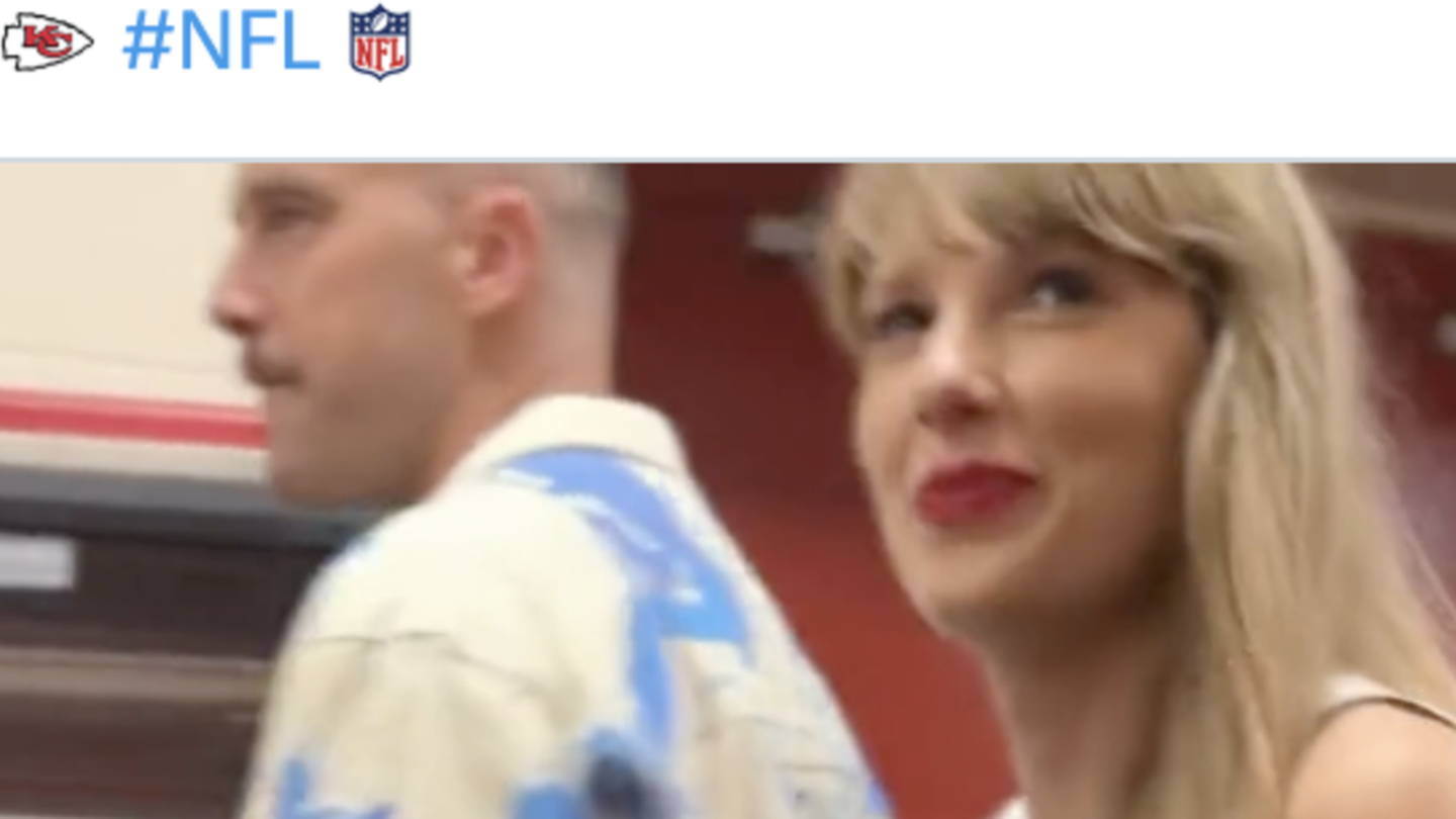 Taylor Swift zusammen mit Travis Kelce in den Katakomben eines Stadions