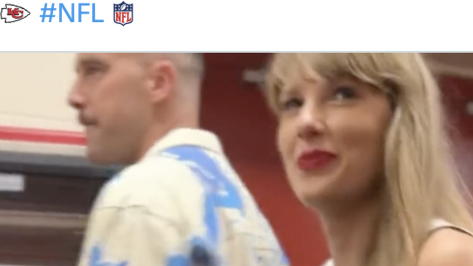 Taylor Swift zusammen mit Travis Kelce in den Katakomben eines Stadions