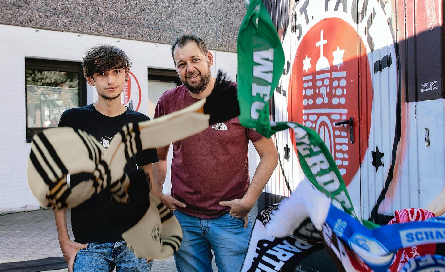 Jason mit seinem Vater Mirco von Juterczenka vor dem Millerntor-Stadion in Hamburg: Jedes Wochenende sehen sie sich ein Fußballspiel an 