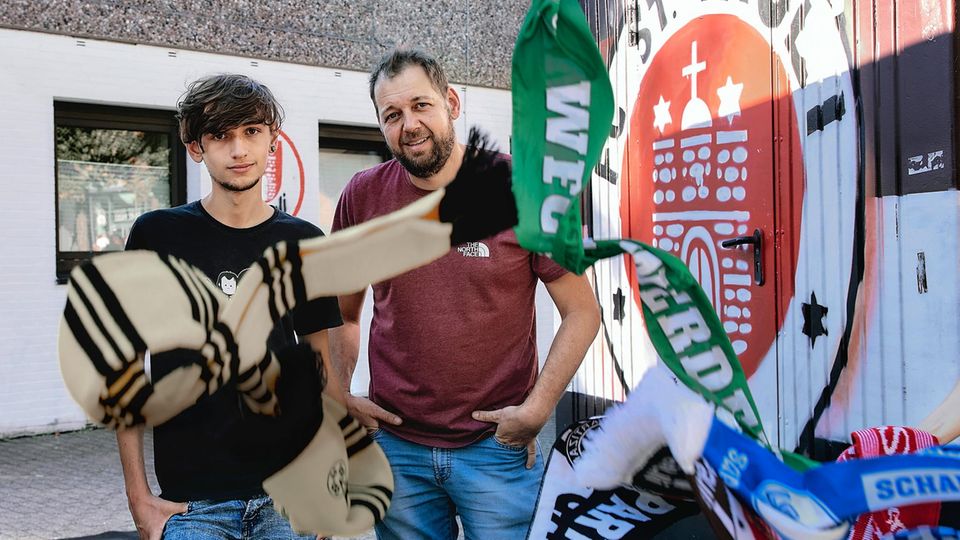 Jason von Juterczenka mit seinem Vater Mirco vor dem Millerntor-Stadion in Hamburg: Jedes Wochenende sehen sie sich ein Fußballspiel an 