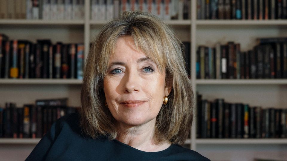 Portrait von Autorin Charlotte Link vor einem Bücherregal