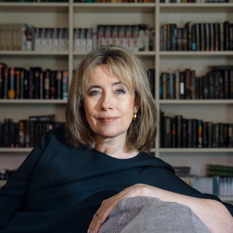 Portrait von Autorin Charlotte Link vor einem Bücherregal