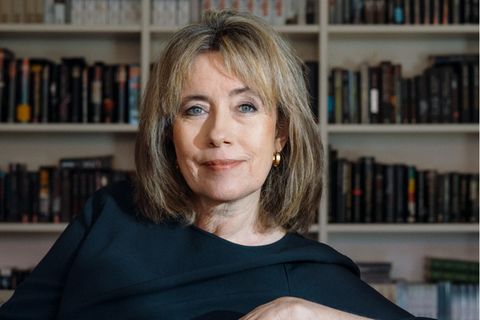 Portrait von Autorin Charlotte Link vor einem Bücherregal