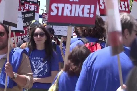Video: Hollywood-Autorengewerkschaft erklärt Streik für beendet