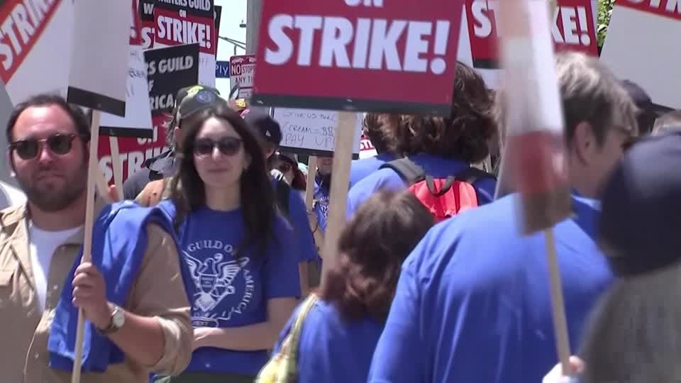 Video: Hollywood-Autorengewerkschaft erklärt Streik für beendet