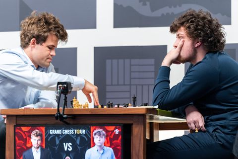 Magnus Carlsen und Hans Niemann beim Schach