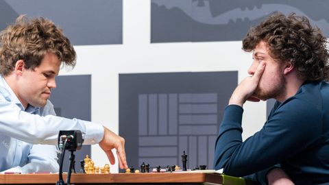 Magnus Carlsen und Hans Niemann beim Schach