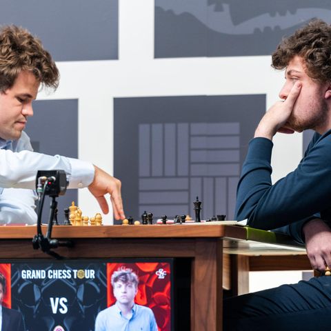 Magnus Carlsen und Hans Niemann beim Schach