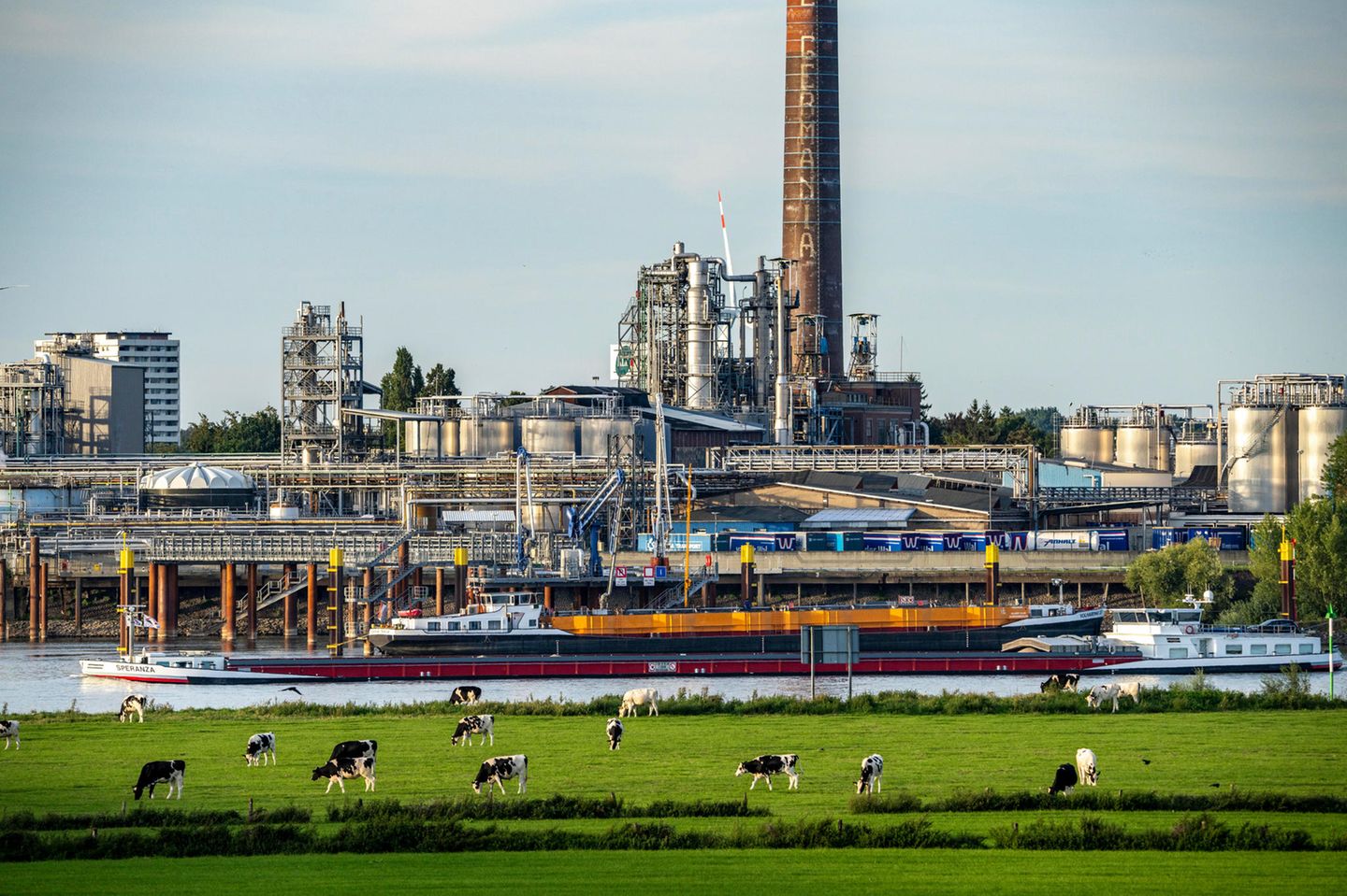 Chemieproduktion auf dem Rhein in der Höhe von Emmerich.