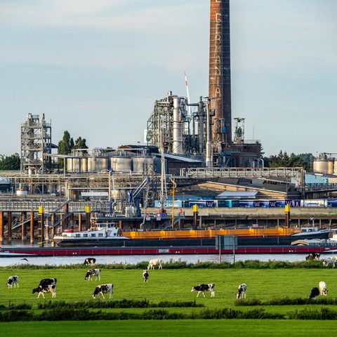 Chemieproduktion auf dem Rhein in der Höhe von Emmerich.