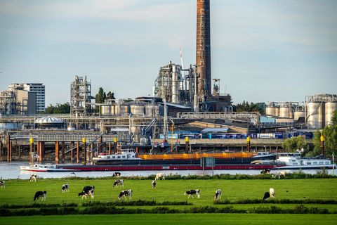 Chemieproduktion auf dem Rhein in der Höhe von Emmerich.