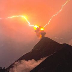 Eruptionsgewitter: Wanderer filmen Blitze am Volcán de Fuego in Guatemala