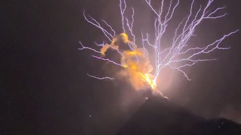 Eruptionsgewitter: Wanderer filmen Blitze am Volcán de Fuego in Guatemala