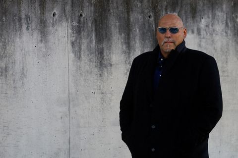 Ex-Hells Angels Boss Frank Hanebuth im Mantel und mit getönter Brille