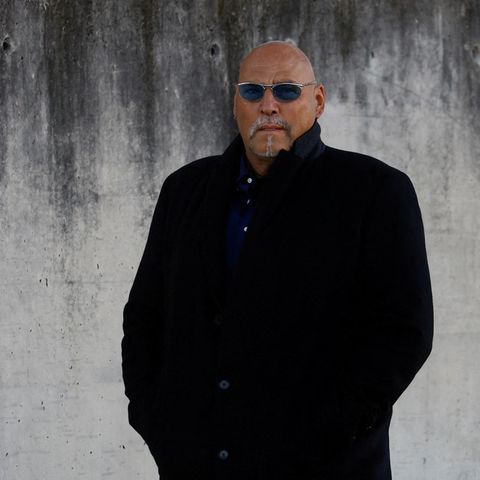 Ex-Hells Angels Boss Frank Hanebuth im Mantel und mit getönter Brille