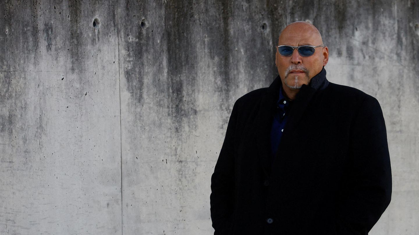 Ex-Hells Angels Boss Frank Hanebuth im Mantel und mit getönter Brille