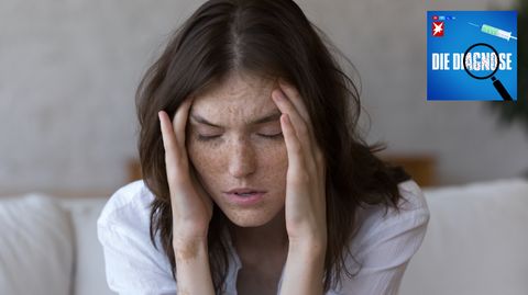Eine Frau leidet an starken Kopfschmerzen