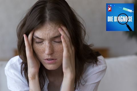 Eine Frau leidet an starken Kopfschmerzen