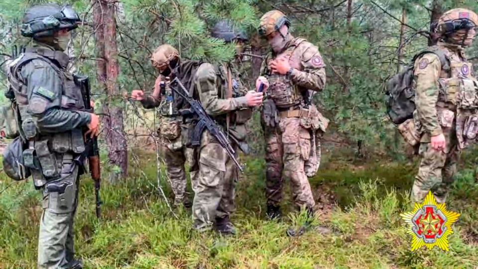 Belarussische Soldaten und Söldner des privaten Militärunternehmens Wagner nehmen in Belarus an Manövern teil
