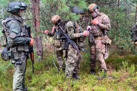 Belarussische Soldaten und Söldner des privaten Militärunternehmens Wagner nehmen in Belarus an Manövern teil