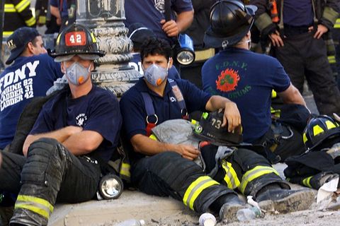 New Yorker Feuerwehrleute in den Trümmern des World Trade Centers