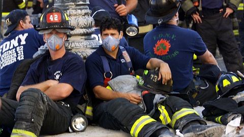 New Yorker Feuerwehrleute in den Trümmern des World Trade Centers