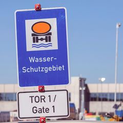Das Tesla Gelände liegt umgeben von riesigen Waldflächen und Seen mitten in einem Wasserschutzgebiet 