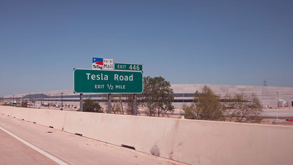 Eine Straße mit dem Schild Tesla Road