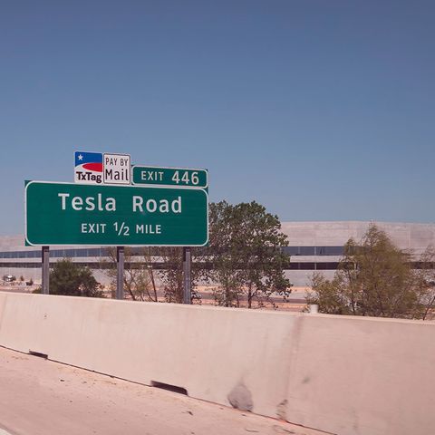 Eine Straße mit dem Schild Tesla Road
