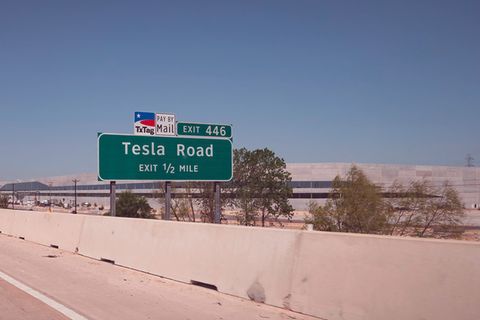 Eine Straße mit dem Schild Tesla Road