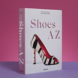 "Shoes A-Z. The Collection of The Museum at FIT", Robert Nippoldt, Daphne Guinness, Colleen Hill, Valerie Steele, Famous First Edition: Nummerierte Erstauflage von 10.000 Exemplaren, Hardcover, 532 Seiten, erschienen im Taschen Verlag. Preis: 125 Euro. 