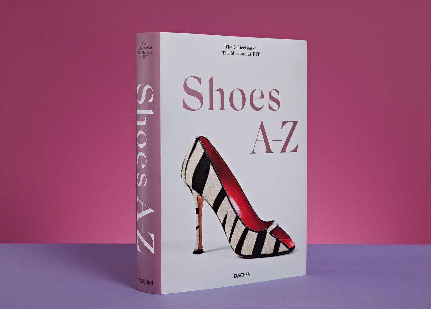 "Shoes A-Z. The Collection of The Museum at FIT", Robert Nippoldt, Daphne Guinness, Colleen Hill, Valerie Steele, Famous First Edition: Nummerierte Erstauflage von 10.000 Exemplaren, Hardcover, 532 Seiten, erschienen im Taschen Verlag. Preis: 125 Euro. 