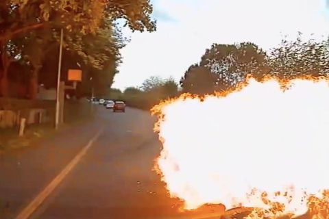 Motorradfahrer rammt Auto – und sein Bike geht in Flammen auf