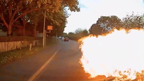 Motorradfahrer rammt Auto – und sein Bike geht in Flammen auf
