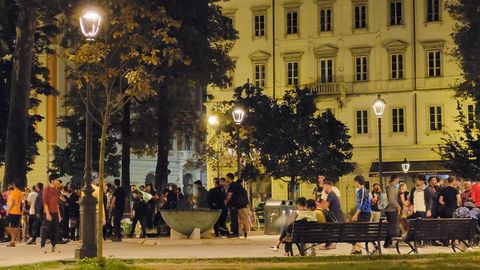 Der Piazza Libertà in Triest bei Nacht mit vielen obdachlosen Flüchtlingen