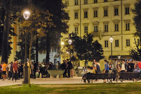 Der Piazza Libertà in Triest bei Nacht mit vielen obdachlosen Flüchtlingen