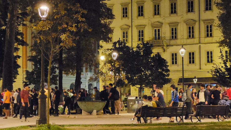 Der Piazza Libertà in Triest bei Nacht mit vielen obdachlosen Flüchtlingen