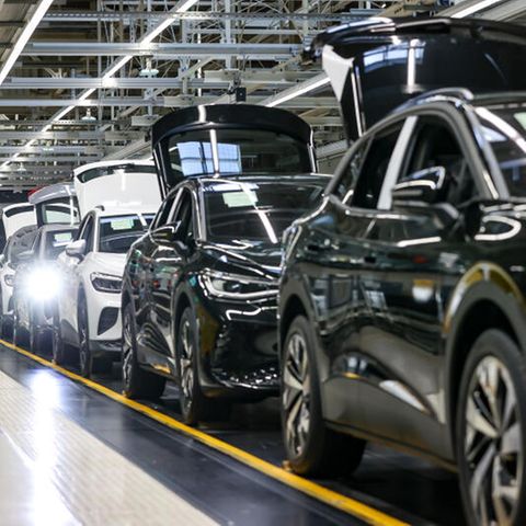 Verschiedene E-Fahrzeuge laufen im Werk von Volkswagen in Zwickau übers Band