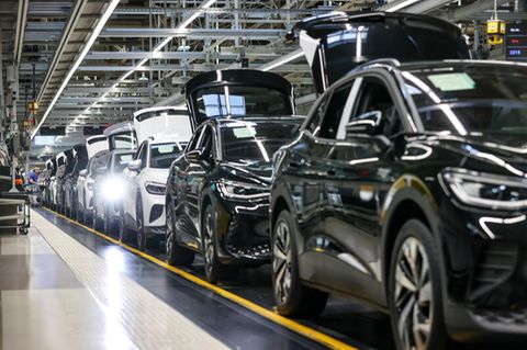 Verschiedene E-Fahrzeuge laufen im Werk von Volkswagen in Zwickau übers Band