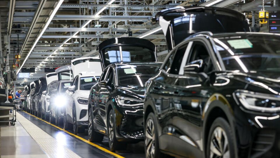 Verschiedene E-Fahrzeuge laufen im Werk von Volkswagen in Zwickau übers Band
