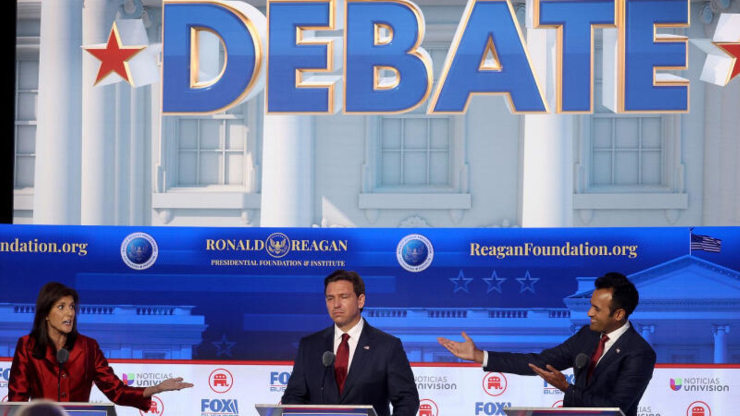 US-Wahlkampf: Nikki Haley, Ex-Gouverneurin von South Carolina (links), Ron DeSantis, Gouverneur von Florida (Mitte), und Unternehmer Vivek Ramaswamy Nikki Haley, Ex-Gouverneurin von South Carolina (links), Ron DeSantis, Gouverneur von Florida (Mitte), und Unternehmer Vivek Ramaswamy