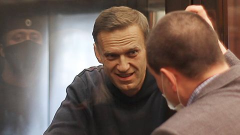 Alexej Nawalny mit seinem Anwalt