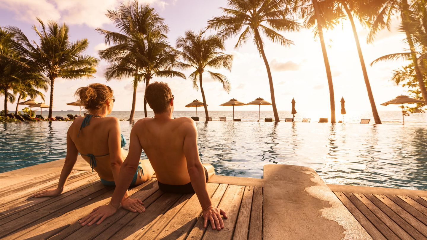 Symbolfoto für Brückentage 2024: Ein Paar sitzt an einem Pool