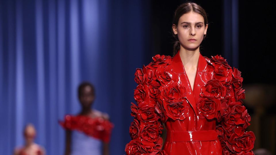 Rote Rosen: Olivier Rousteing setzte auf Blumenmuster