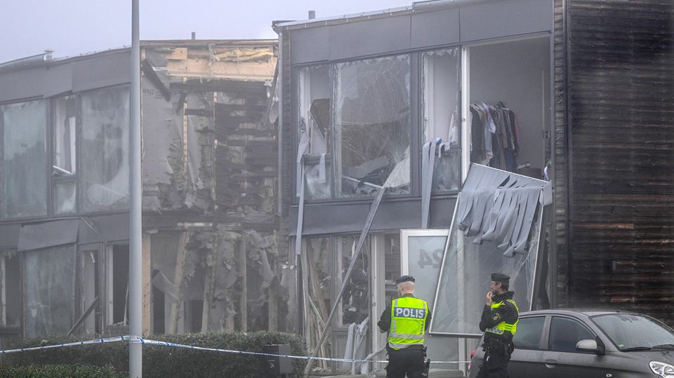 Beschädigte Wohnhäuser nach einer Explosion nahe der Stadt Uppsala in Schweden. Eine Frau wurde dabei getötet